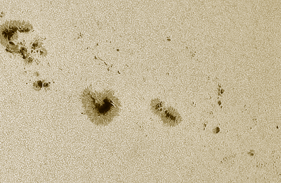 Le gigantesque archipel de taches solaires d'AR3981