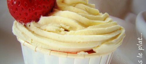 Cupcake vanille-fraise et chocolat blanc.