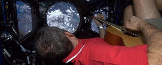 La Photo qui Buzz - Chris Hadfield joue de la guitare dans l'espace
