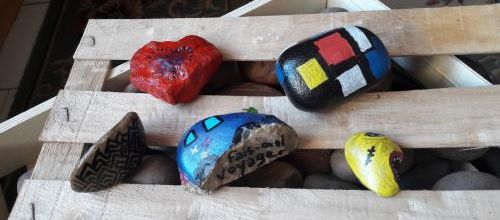 Des galets colorés 