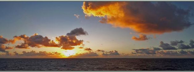 1er décembre 2021 à 6h15mn : ce très beau lever de soleil commence cette journée de navigation entre les îles Saint-François et Assomption - Seychelles