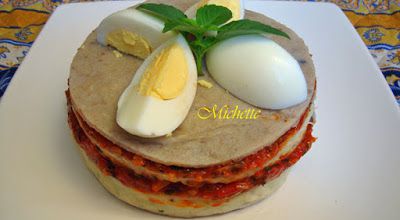 Mille feuilles de galettes à la compotée de tomate, oeuf dur et brandade