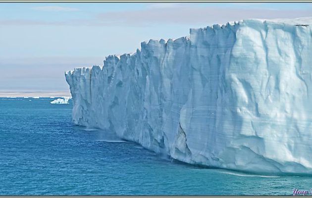 Et la navigation continue le long des falaises du Glacier Bråsvell (Bråsvellbreen) - Calotte glacière Austfonna - Nordaustlandet Island - Svalbard - Norvège