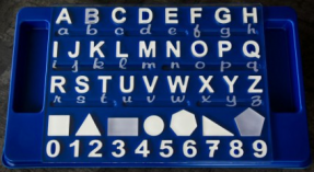 Calage, un jeu de stimulation cognitive consistant à identifier et replacer lettres et formes géométriques