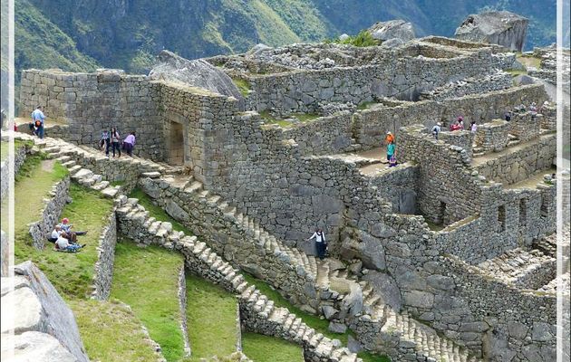Vues plongeantes sur le Machu Picchu - Pérou