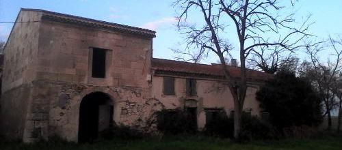 MINI-MAS ENTRE CRAU ET CAMARGUE    LITTLE MAS BETWEEN CRAU AND CAMARGUE