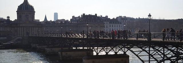 Au pont des Arts, les panneaux vitrés sont posés 