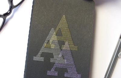 Carnet noir à monogramme personnalisé brodé main fils métallisés - Black notebook with hand embroidered custom monogram metallic threads