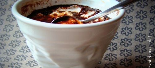 Cake-mug chocolat et oursons guimauve.