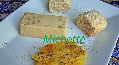 Petit roulé  à la noix de coco, bavarois rhum et raisin, ananas mariné