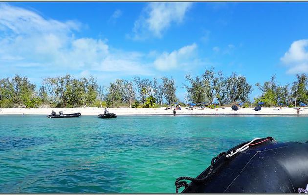 Débarquement sur une plage à l'eau couleur émeraude - Ile Menai - Atoll Cosmoledo - Groupe Aldabra - Seychelles