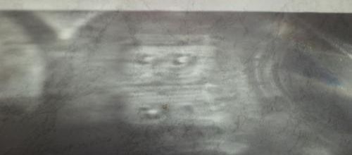 Un visage sur ma table...