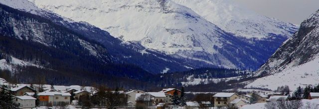 Touches de couleur dans le  silence blanc : Bessans fin décembre 2020