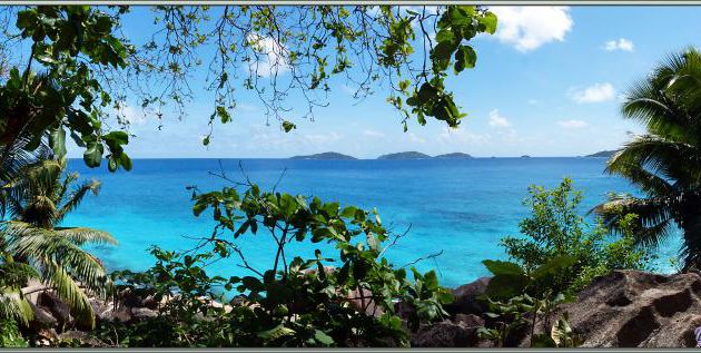 Panorama sur les îles Petite Sœur et Grande Sœur vues de la pointe nord (Anse Patate) de La Digue - Seychelles