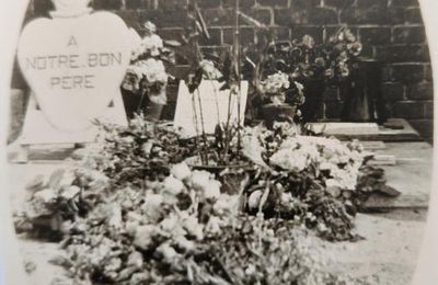 Tombe du Père au fil du temps (Archives du Temple de Retinne)