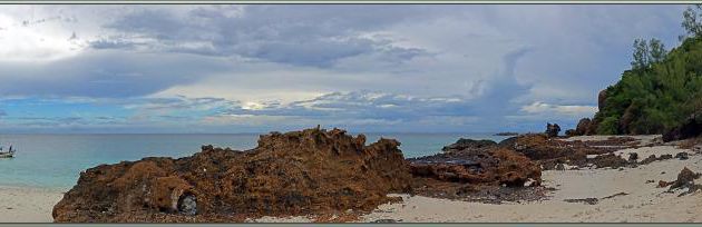 Les roches volcaniques montrent bien l'origine de l'île Tsarabanjina - Archipel Mitsio - Madagascar