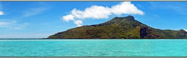 Panorama de la côte nord-ouest de Maupiti vue à partir du lagon - Polynésie française