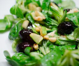 Salade de mâche, à la pomme et aux raisins
