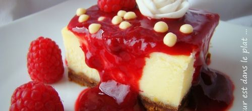 Cheesecake citron et coulis de framboises à la vanille.