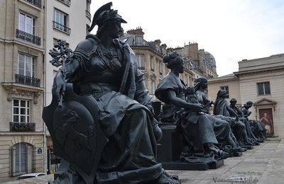 Parvis du Musée d'Orsay : Les Grandes Parties du Monde