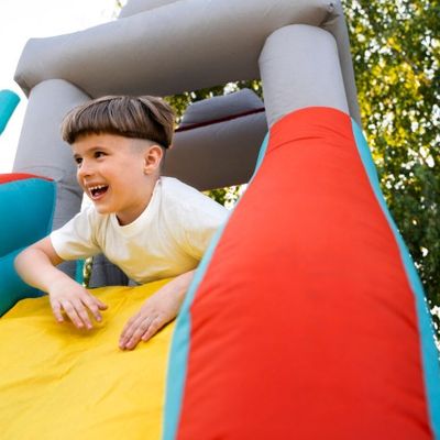 Événements d'entreprise et team building : pourquoi les jeux gonflables ne sont pas que pour les enfants