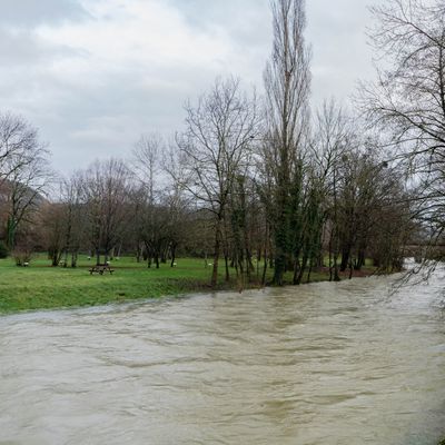 Domblans où coule une rivière.