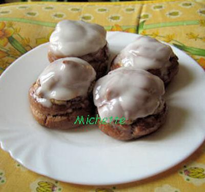 Choux sucrés au cacao, crème au chocolat blanc et macaron chocolat noir