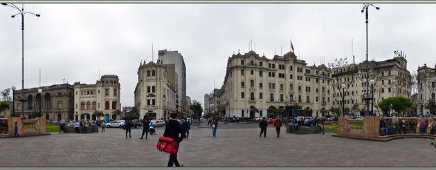 Balade le nez en l'air dans le Lima historique (Pérou) : Vue panoramique à 360° de la Plaza San Martin