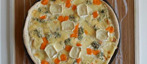 Pizza 5 fromages et sa pâte au basilic