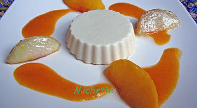 Brousse en panna cotta, coulis d'abricot au miel, pêches