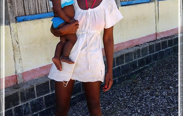 Jeune maman, jeune papa et beau bébé ! - Nosy Mitsio - Madagascar