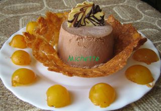 Mousse au chocolat et son nid croquant aux amandes