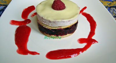 Entremets aux fruits rouges et coquelicot, glaçage chocolat blanc