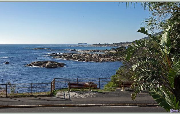 Epuisés par la longue marche sur tout le front de mer de Camps Bay, nous réintégrons notre chambre et profitons du paysage depuis son balcon - Le Cap - Afrique du Sud