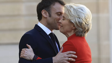 Macron chef de guerre ? non ! Juste une envie de massacrer les vieux peuples européens pour les remplacer par les nouveaux venus ! 