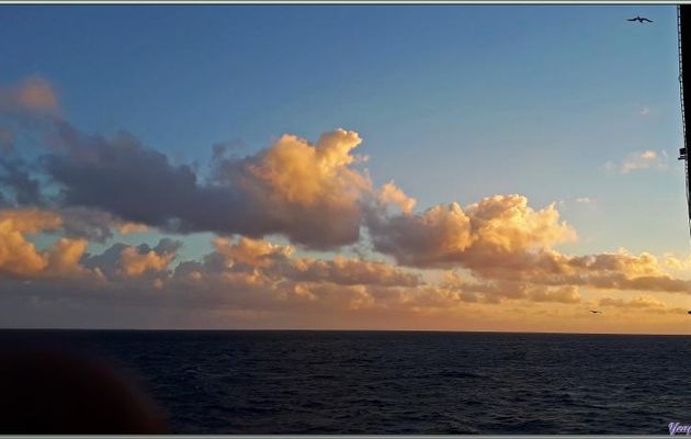 03/12/2021 : arrivée sur l'atoll Cosmoledo avec un beau lever du jour, puis l'ancre est jetée à proximité de l'atoll - Groupe Aldabra - Seychelles 