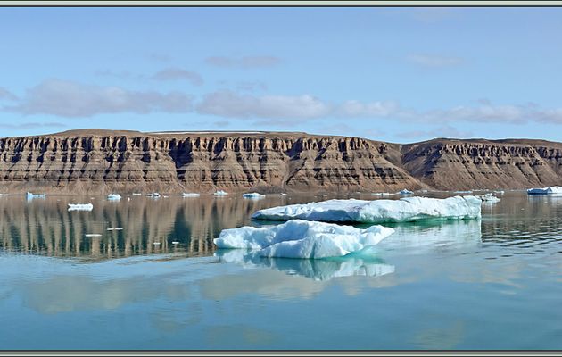 Navigation dans Croker Bay en direction de Dundas Harbour - Devon Island - Nunavut - Canada