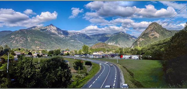 Massif du Gar avec le superbe Pic Saillant, souvent pris pour le Pic du Gar (même la carte IGN est fausse !) un peu plus élevé mais invisible de la route - Cierp-Gaud - 31