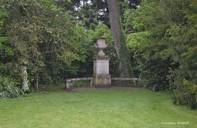 Rambouillet : Banc public et vasque de pierre