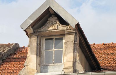D'autres lucarnes des maisons anciennes de Châtillon-sur-Seine....