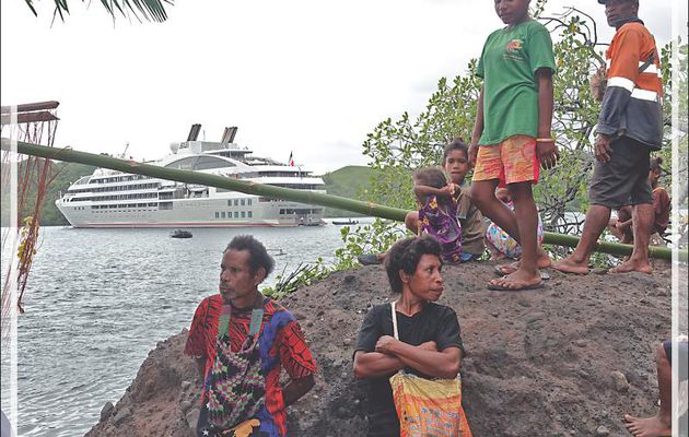 Le débarquement a eu lieu avec des images très colorées en pré-spectacle Sing Sing, qui sera peut-être le plus beau de tous - Tufi - Maclaren Harbour - Province d'Oro - Papouasie Nouvelle-Guinée
