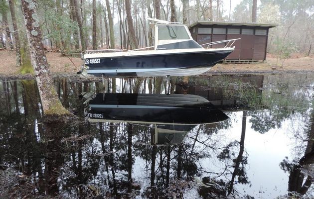 un bateau en reflets