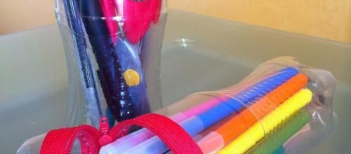 Des trousses avec des bouteilles en plastique
