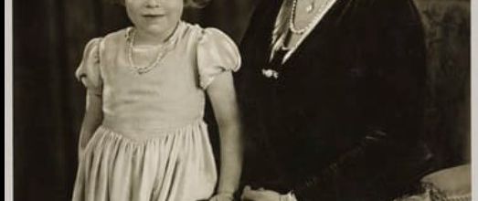 Anciennes photos de la reine Elizabeth avec la reine Mary et la princesse Béatrice des Pays Bas avec sa maman et ses grand mères