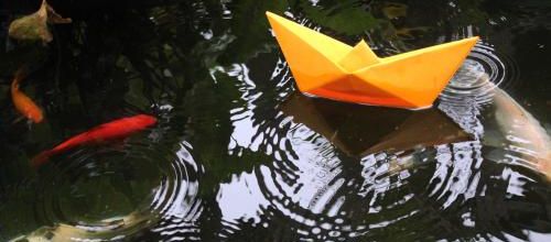 Bateau origami sur l'eau