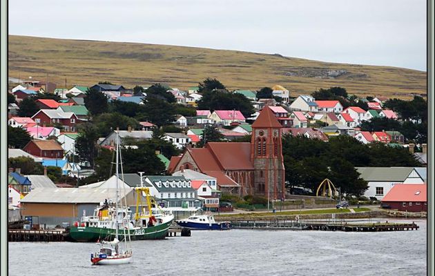 La cathédrale des îles Malouines, la plus australe du monde avec son arche en os de mâchoires de baleines - Port Stanley - Iles Malouines