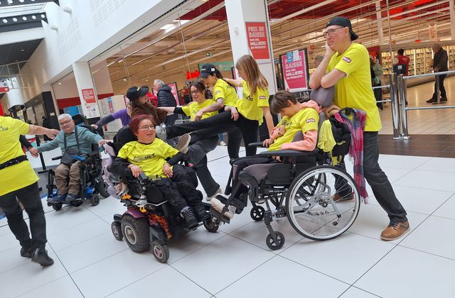 la galerie Espace Anjou pour notre équipe de danse de l'association Handi'Namique 26/02/25