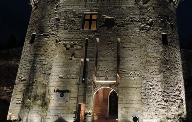 la porte à Loches de nuit 