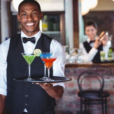 Serveur pour événement professionnel : compétences clés et sélection