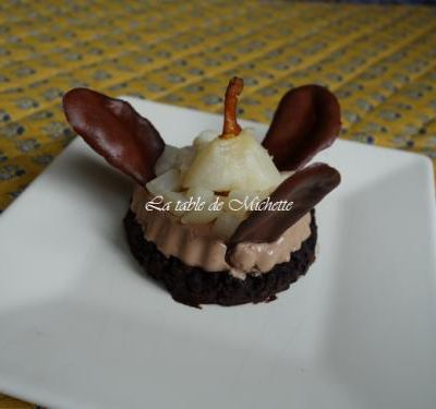 Croustillant et bavarois aux 2 chocolats, pétale en chocolat, poires